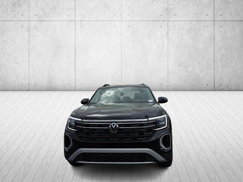 New 2026 Volkswagen Atlas Peak Edition image 2