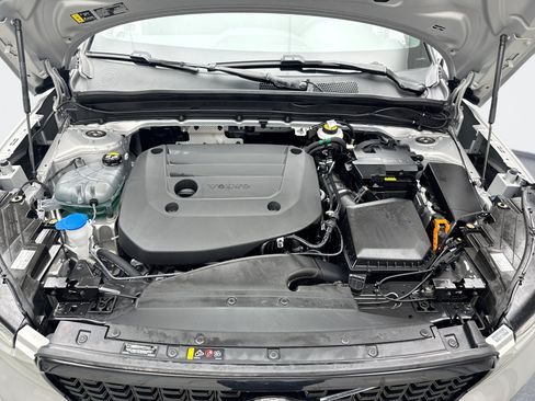 Used 2025 Volvo XC40 B5 Plus AWD/4WD image 28