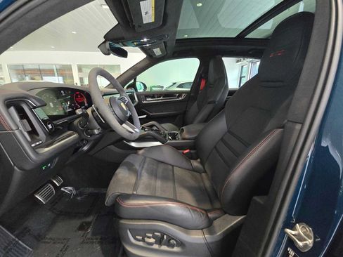 Used 2025 Porsche Cayenne GTS AWD/4WD image 23