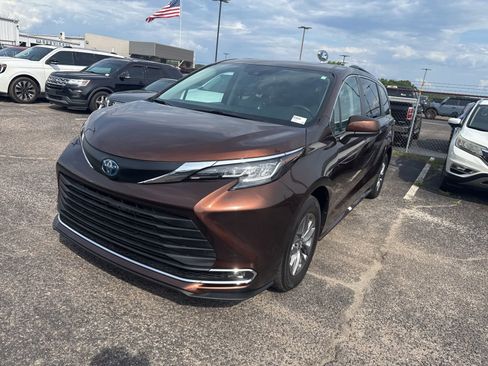 Used 2022 Toyota Sienna XLE FWD image 3