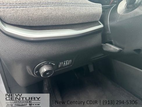 Used 2024 Jeep Compass Latitude AWD/4WD image 7