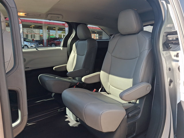 Certified 2025 Toyota Sienna XLE FWD image 11