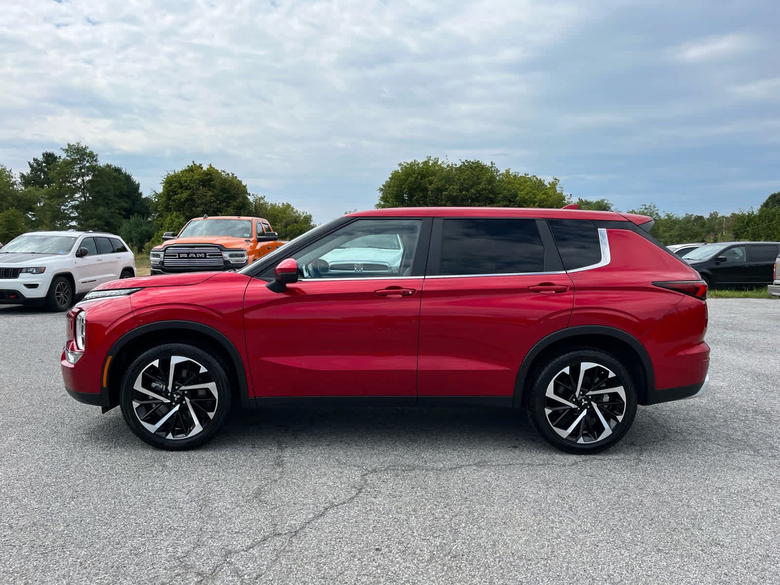 Used 2024 Mitsubishi Outlander SE AWD/4WD image 6