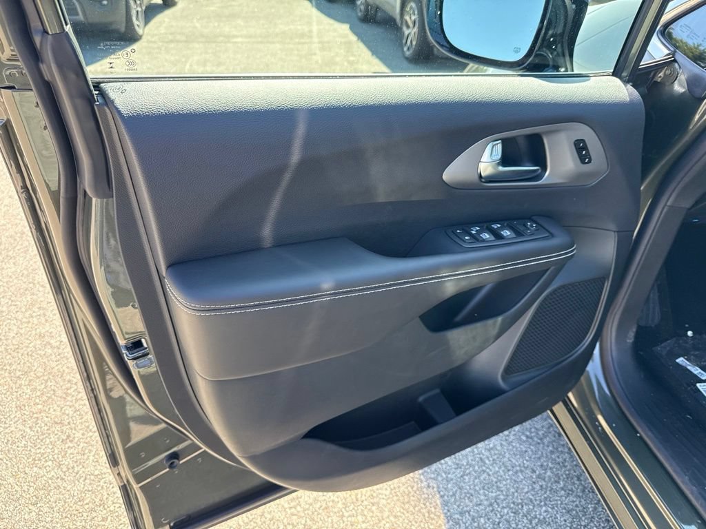 New 2027 Chrysler Pacifica Select FWD image 17