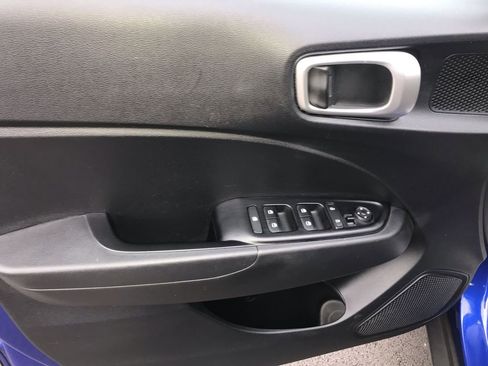 Used 2025 Hyundai Venue SEL FWD image 15