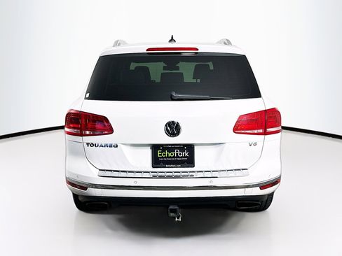 Used 2016 Volkswagen Touareg Sport image 7