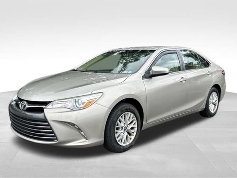 Used 2017 Toyota Camry LE FWD image 1
