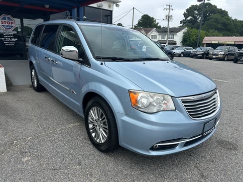 Used 2013 Chrysler Town & Country Touring-L w/ Entertainment Group #2 image 4