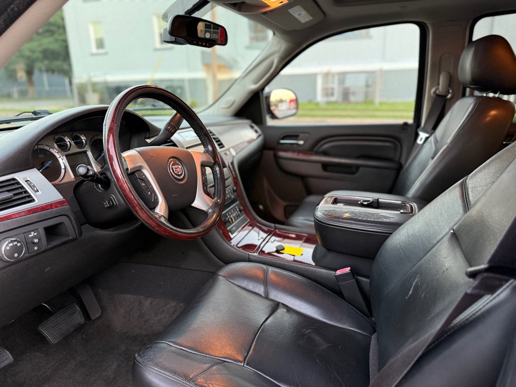 Used 2014 Cadillac Escalade Luxury AWD/4WD image 9