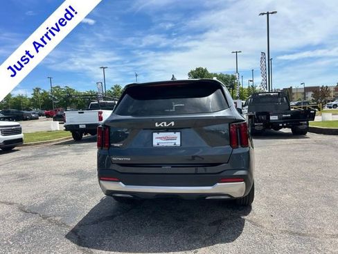 Used 2024 Kia Sorento S FWD image 4