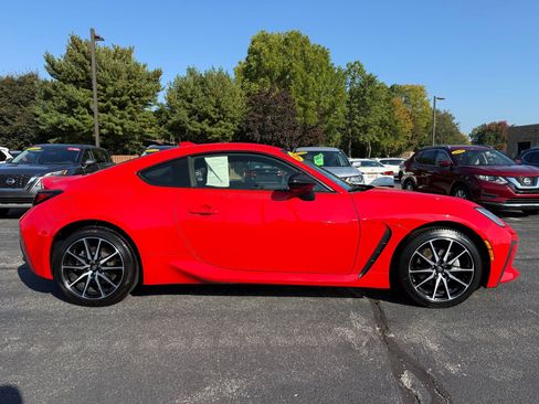 Used 2023 Toyota GR86 Base w/ ALL Weather Mat Package (TMS) image 4