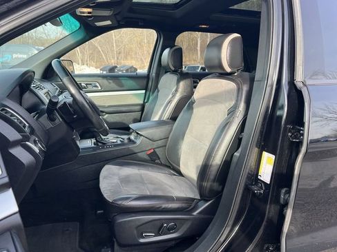 Used 2017 Ford Explorer XLT w/ Equipment Group 202A AWD/4WD image 16