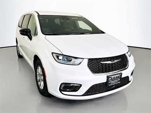 New 2026 Chrysler Pacifica Select image 1