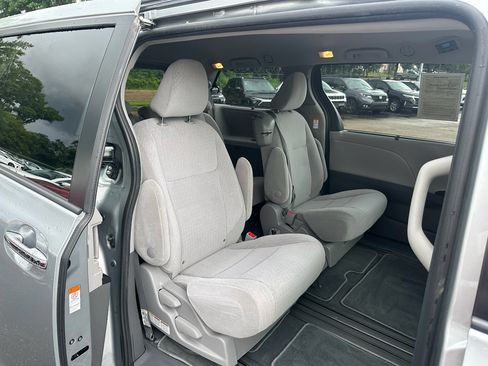 Used 2020 Toyota Sienna LE w/ LE Preferred Package FWD image 25
