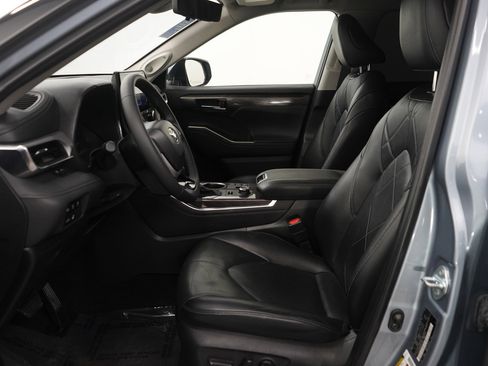 Used 2024 Toyota Highlander Platinum image 14