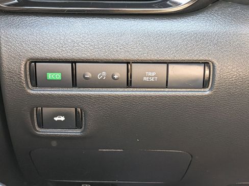 Used 2025 Nissan Sentra SV FWD image 17