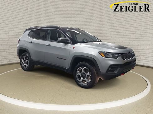 Used 2022 Jeep Compass Trailhawk w/ Trailhawk Convenience Group AWD/4WD image 3