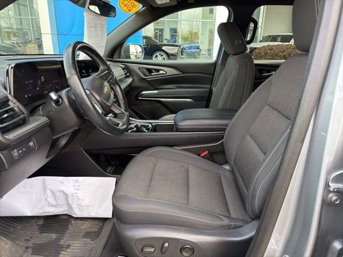 Used 2025 Chevrolet Traverse LT FWD image 13