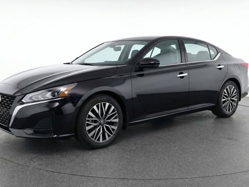 Used 2025 Nissan Altima 2.5 SV FWD image 3