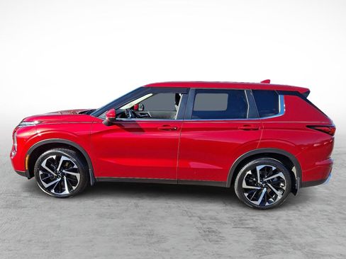 Used 2023 Mitsubishi Outlander SE image 2