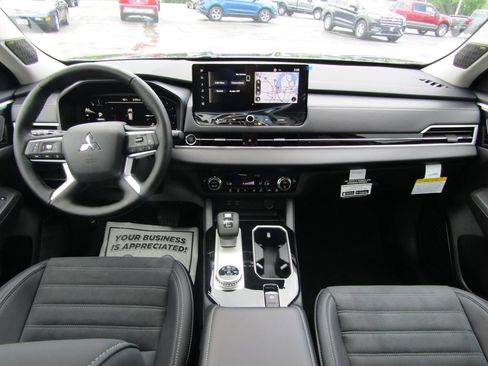 Used 2026 Mitsubishi Outlander SE FWD image 3