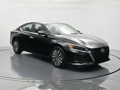 Used 2025 Nissan Altima 2.5 SV FWD image 3