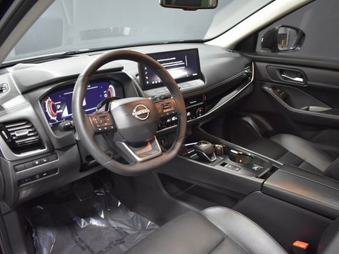 Certified 2025 Nissan Rogue SL w/ Tech Package image 4