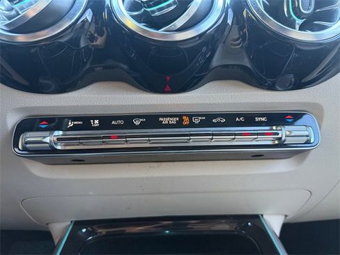 Used 2022 Mercedes-Benz GLB 250 GLB 250 w/ Premium Package Lite image 21