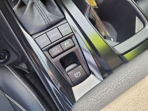 Used 2025 Toyota Camry SE FWD image 17
