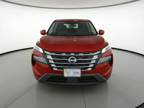 Used 2025 Nissan Rogue SV image 2