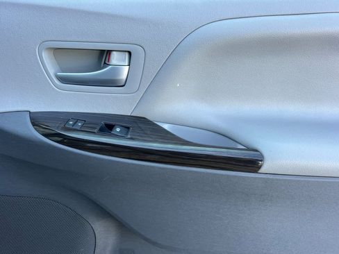 Used 2015 Toyota Sienna XLE FWD image 20