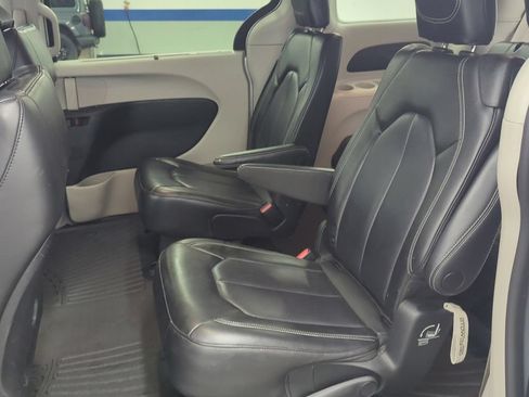 Used 2023 Chrysler Pacifica Touring-L FWD image 24