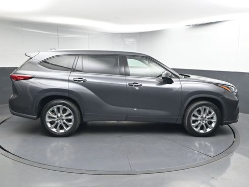 Used 2023 Toyota Highlander L image 9