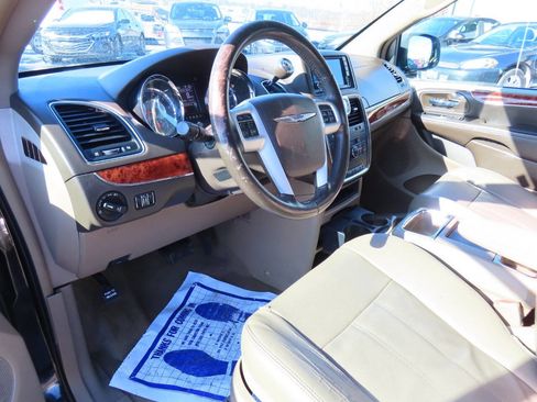 Used 2014 Chrysler Town & Country Touring image 9