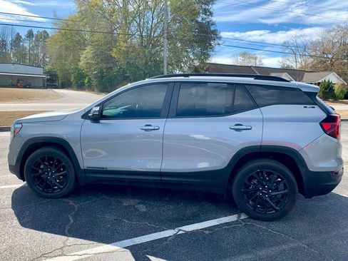 Used 2024 GMC Terrain SLE w/ Driver Convenience Package image 5