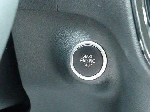 Used 2024 Volvo XC40 B5 Plus AWD/4WD image 19
