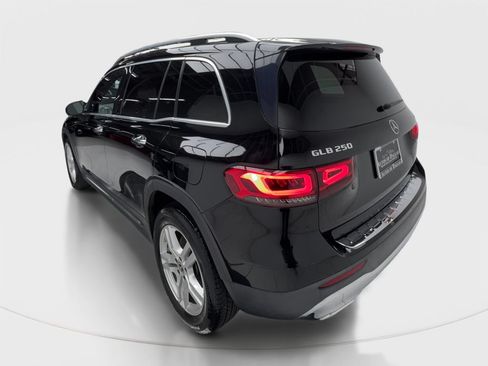 Used 2021 Mercedes-Benz GLB 250 4MATIC w/ Premium Package image 10