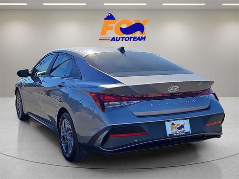 Used 2024 Hyundai Elantra SEL image 3