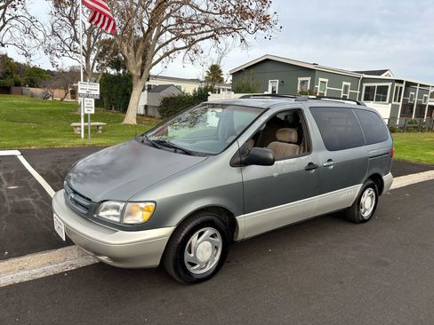 Used 2000 Toyota Sienna XLE image 4
