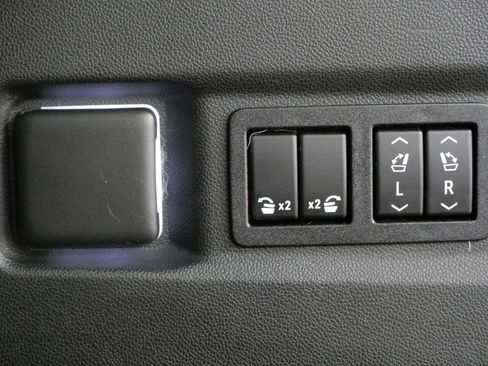 Used 2021 GMC Yukon AT4 w/ Technology Package image 30