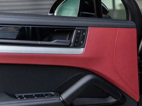 Certified 2026 Porsche Cayenne E-Hybrid Coupe AWD/4WD image 19