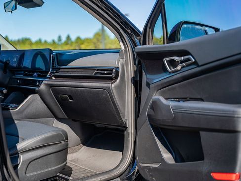 Used 2025 Kia Sportage EX image 11