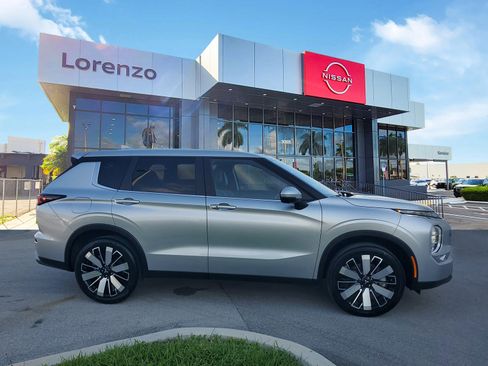 Used 2025 Mitsubishi Outlander SE image 4