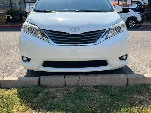 Used 2014 Toyota Sienna XLE FWD image 2