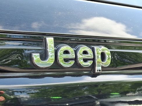 Certified 2023 Jeep Grand Cherokee Overland w/ Luxury Tech Group IV AWD/4WD image 34
