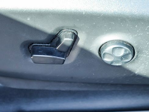 Used 2023 Chrysler Pacifica Touring-L image 13