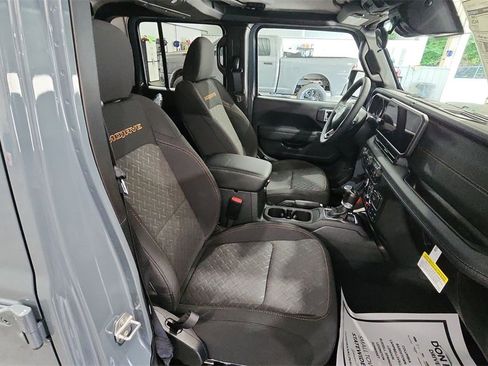 Used 2025 Jeep Gladiator Mojave w/ Convenience Group image 27