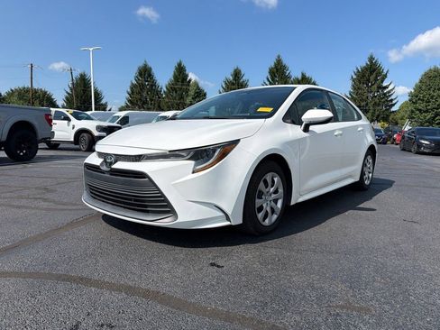 Used 2024 Toyota Corolla LE FWD image 2