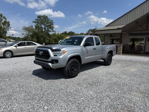Used 2017 Toyota Tacoma SR RWD image 1