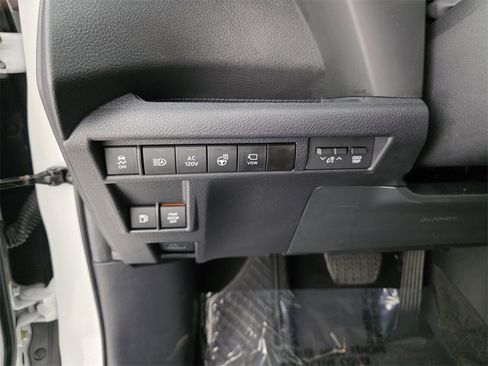 Used 2025 Toyota Sienna Platinum image 25